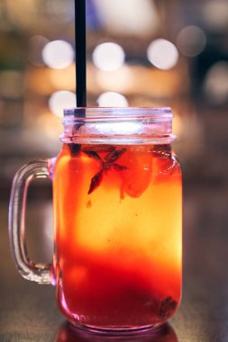 Noel içeceği, kafenin arka planında pipetle pişirilmiş şarap.