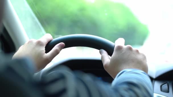 Autista al volante, mani avvolgenti intorno al volante, video dall'interno dell'auto — Video Stock