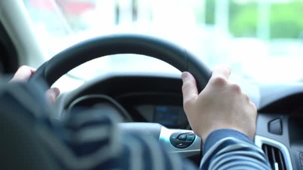 Pilote au volant de la voiture, un homme garde les mains sur le volant en conduisant, vidéo de l'intérieur de la voiture — Video