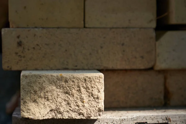 Un podio hecho de piedra beige rectangular para demostrar su producto sobre un fondo de piedra. —  Fotos de Stock