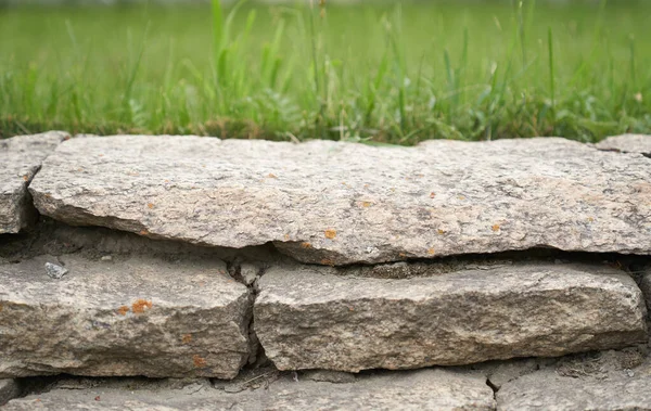 Fondo 3D con una pantalla de podio de piedra. Un pedestal de roca natural sobre un fondo verde natural. —  Fotos de Stock