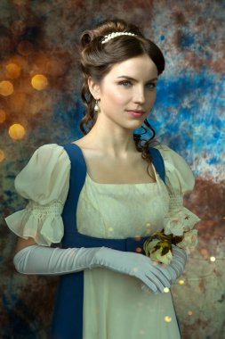 Renkli mavi arka planda çiçekleri olan tarihi bir elbise giymiş güzel bir kadın. Kitap Kapağı