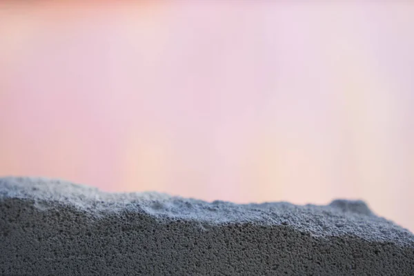 Alféizar de piedra gris sobre fondo rosa —  Fotos de Stock