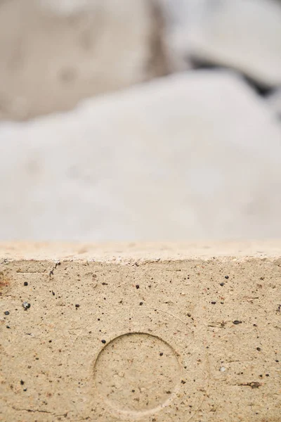 Fondo 3D con una pantalla de podio de piedra. Pedestal de roca natural de color beige, sobre un fondo de piedra. — Foto de Stock