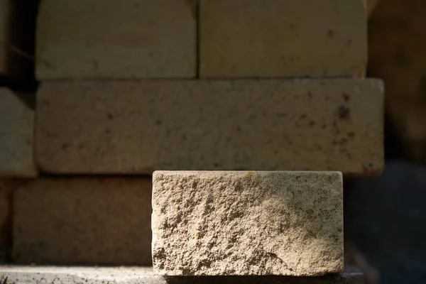 Un podio hecho de piedra beige rectangular para demostrar su producto sobre un fondo de piedra. —  Fotos de Stock