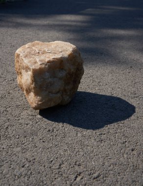 Ürününüzü asfaltta sergilemek için bej taştan yapılmış bir podyum.