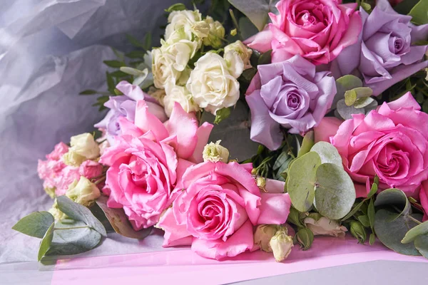 Un grand bouquet de fleurs en gros plan. Grandes roses roses. Sur un fond clair, vue de dessus. Composition horizontale — Photo