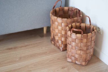 Yuvarlak hasır sepetler evde sümbül ya da rattan yapılmış. Ev Dekorasyonu Konsepti