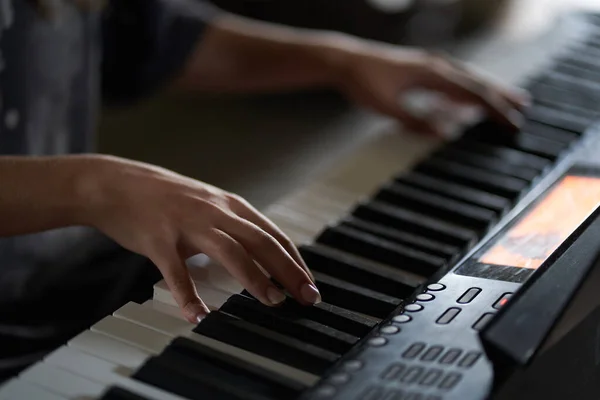 Os músicos colocam as mãos no sintetizador. Uma imagem cortada de uma pessoa a tocar um sintetizador. Vista lateral — Fotografia de Stock