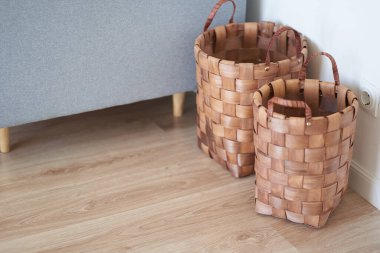 Yuvarlak hasır sepetler evde sümbül ya da rattan yapılmış. Ev Dekorasyonu Konsepti