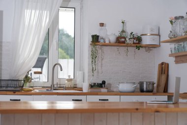 Beyaz renkte, ahşap mutfak adası olan inanılmaz lüks bir mutfak..