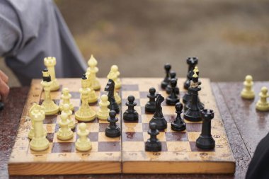 İki adam satranç oynuyor. Satranç masası iş fikirleri, rekabet ve stratejik plan kavramı başarının anlamı