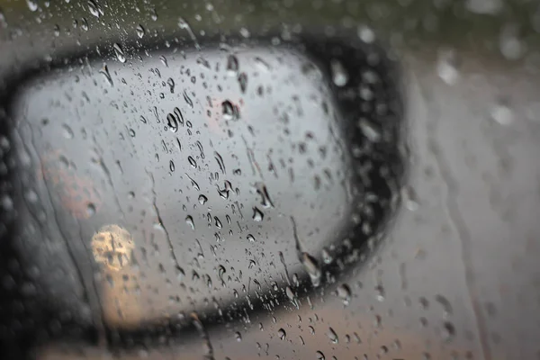 背景模糊 雨滴在汽车挡风玻璃上 — 图库照片
