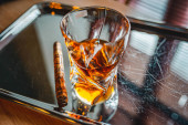 sklenici whisky a doutník na paletě