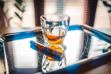 Bir bardak viski ve palette bir puro.