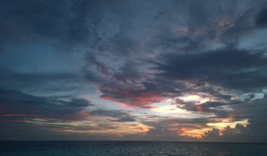 tropik sahilde günbatımı