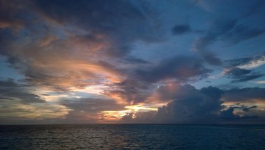 tropik sahilde günbatımı