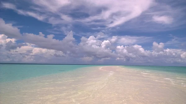 Hermosa playa y mar tropical — Foto de Stock