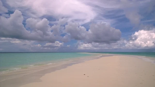 Belle plage et mer tropicale — Photo