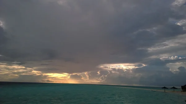 Coucher de soleil sur la plage tropicale — Photo