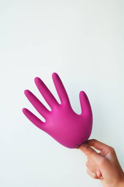 Şişirilmiş kırmızı koruyucu eldivenler beyaz, üst görünümde izole. Tıbbi konu