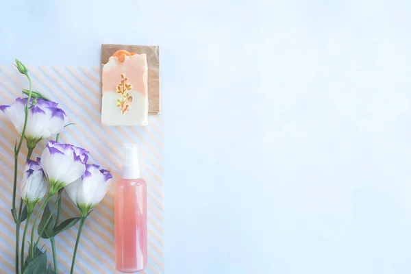 Platt Sammansättning Med Ovanliga Blommor Och Naturliga Kosmetiska Produkter Vit — Stockfoto