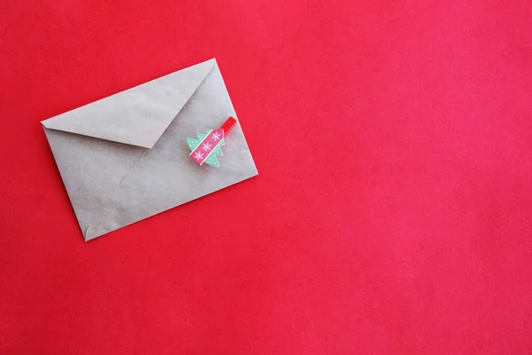 Sobre Papel Con Una Espina Arenque Sobre Fondo Rojo Primer —  Fotos de Stock