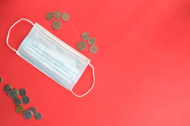 Kırmızı arka planda, cerrahi maske ve para. Ruble banknotlar..
