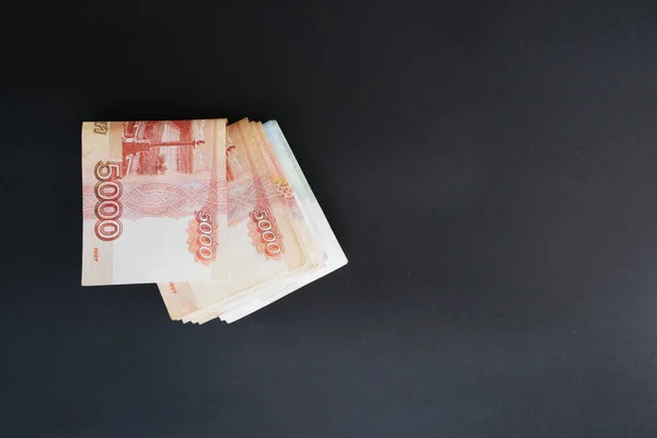 Een Zwarte Achtergrond Geld Russische Vijfduizendste Roebel Economie Concept Geld — Stockfoto