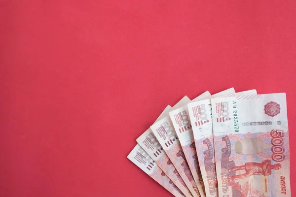 Geld Roebel Close Bankbiljetten Van Vijfduizend Roebel Een Rode Achtergrond — Stockfoto