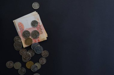 Siyah arkaplan parasıyla, Rus 5000 rublesi. Ekonomi konsepti, para dağılımı. Yeni yıl hediyesi..