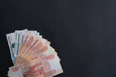 Yakından çekilmiş para, siyah bir arkaplanda beş bin rublelik banknot..