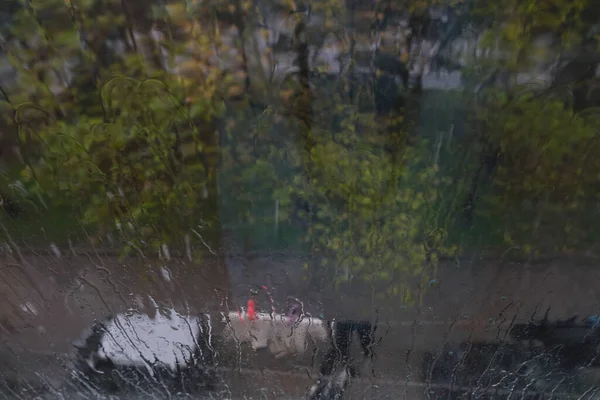 Jesienna Przyroda Kolorowe Drzewa Mokrym Szkłem Kroplach Deszczu Krople Deszczu — Zdjęcie stockowe