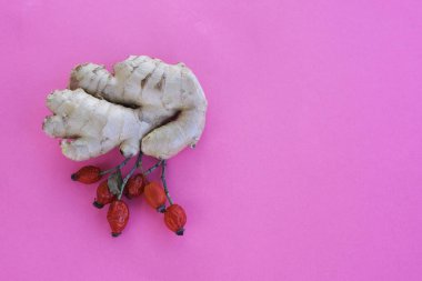 Zencefil ve sarımsaktan yapılmış yaratıcı bir düzen. Yukarıdan bak. Soğuk algınlığı ve grip için çay.