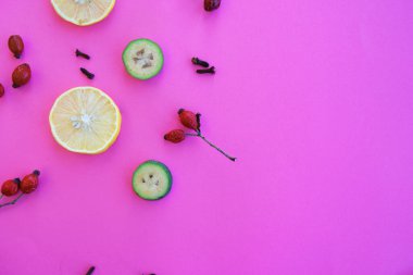 Zencefil ve sarımsaktan yapılmış yaratıcı bir düzen. Yukarıdan bak. Soğuk algınlığı ve grip için çay.