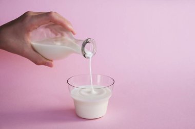 Şişe ve bir bardak süt. Bardağa süt dök. Yüksek kalite fotoğraf