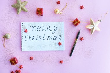 Tatil süslemeleri ve üzerinde 