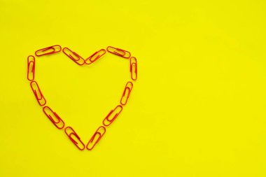 Sarı arka planda kalp şeklinde. Sevgililer Günü konsepti.