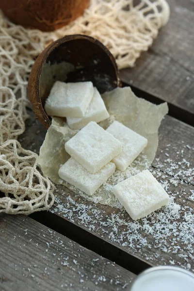 Malvavisco de coco en escarabajo de coco. Foto sobre fondo de madera. —  Fotos de Stock