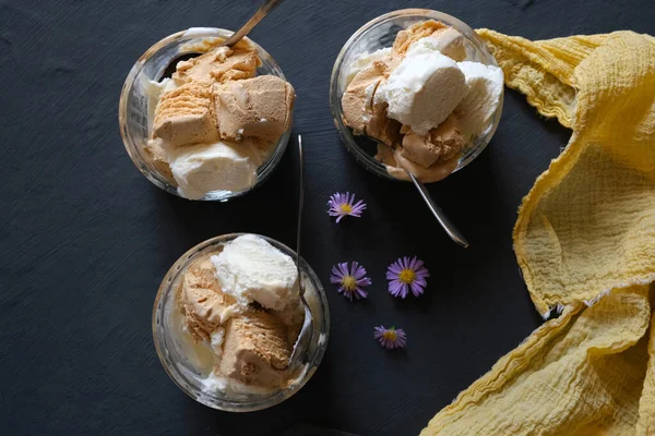 Ice cream cream in ice cream bowls on a dark slate background. — Stock Photo, Image