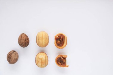 Cevizli ve cevizli kurabiyelerin yaratıcı bir modeli. Beyaz arkaplanda çerezler.