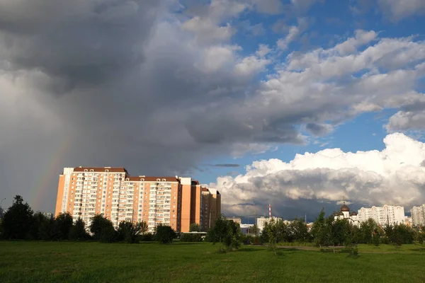 Dark rain clouds against the background of the Moscow sleeping area. — Stok fotoğraf