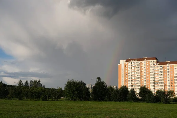 Dunkle Regenwolken vor dem Hintergrund des Moskauer Schlafbereichs. — Stockfoto