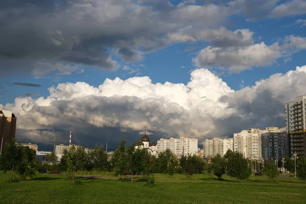 Dunkle Regenwolken vor dem Hintergrund des Moskauer Schlafbereichs. — Stockfoto