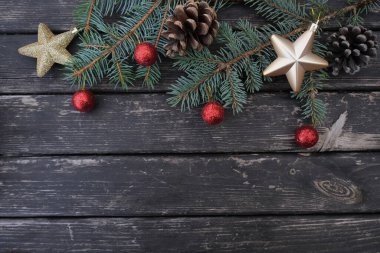 Noel arkaplanı, köknar dalı ve kırmızı süslemeli düz kompozisyon. 