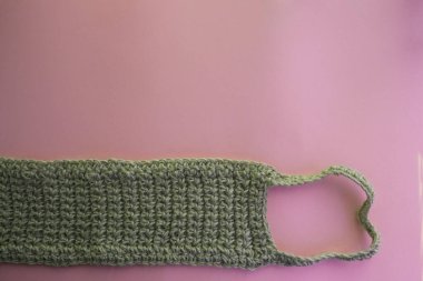 Pembe arka planda doğal bezi olan düz bir bez.. 