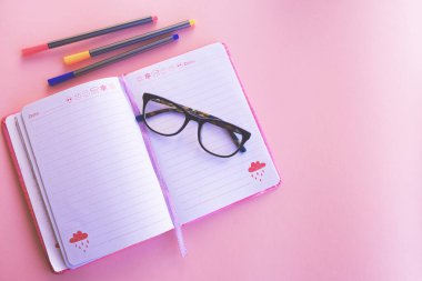 Çalışma alanı. Gözlük ve defter..