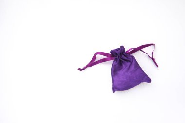 Mor çanta beyaz arkaplanda izole edildi.