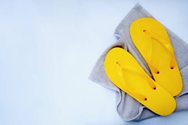 Yaz tatili, tatil şablonu afişi ve plaj seyahat aksesuarları..