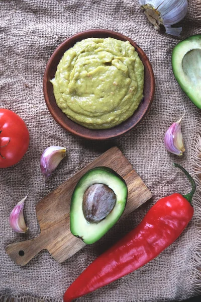 Prato delicioso e ingredientes para guacamole. — Fotografia de Stock